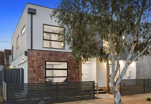 'Sanary' A modern beach home in Martha Cove Marina