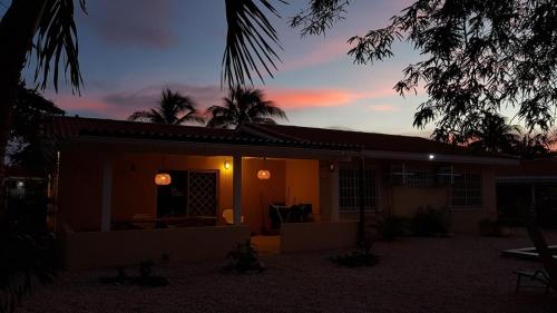 Villa Dushi Arembos, 6 persons, private pool, comfortable car, tropical garden in Tera Kora