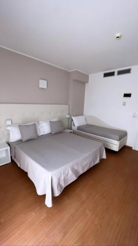 Hotel Ardea - Tap to explore photos