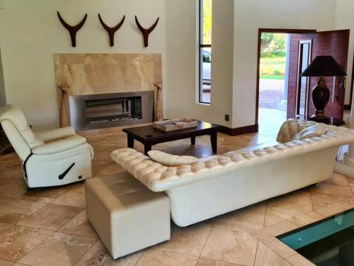 The Villa Luxe Hartbeespoort Spacious Golf & Wildlife Estate