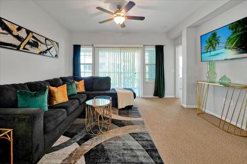 Loftly Luxury Modern Oasis 2BR 2BA apartment Windermere FL, near Disney, Universal Studios, Magic Kingdom, Pool, Gym, Patio, free cable, wifi, free parking, gym, Alexa, lake, gated community, spacious closets, close to shops and mall in Orlando, USA