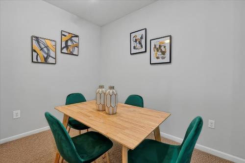 Loftly Luxury Modern Oasis 2BR 2BA apartment Windermere FL, near Disney, Universal Studios, Magic Kingdom, Pool, Gym, Patio, free cable, wifi, free parking, gym, Alexa, lake, gated community, spacious closets, close to shops and mall in Orlando, USA