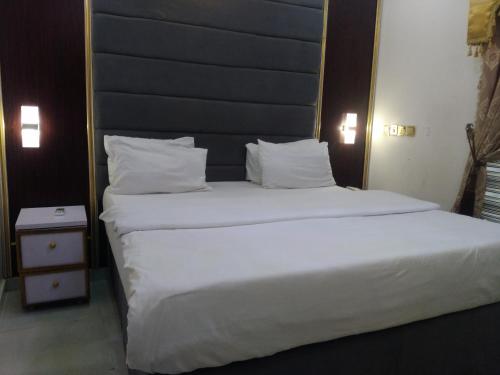 חדר שינה, Kawruky Hotel Guobadia in בנין סיטי