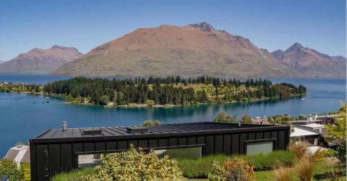 Magnificent Lakeview Modern Luxury - image 3