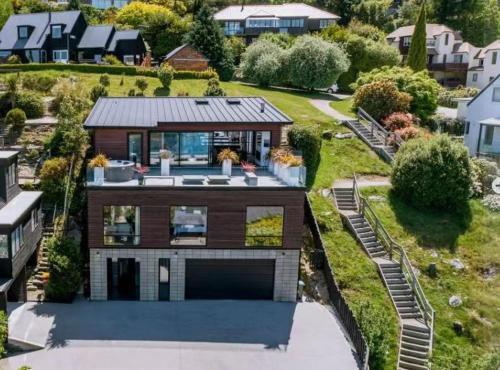 Magnificent Lakeview Modern Luxury - image 2