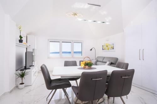 Apartman Mala plaža 2 (Apartman Mala plaza 2) in คาสเตลา