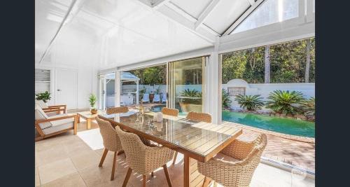 Aquablue Holiday Home - Hot Spa & Pool - 2m Walk to Beaches – khách sạn tại Corlette
