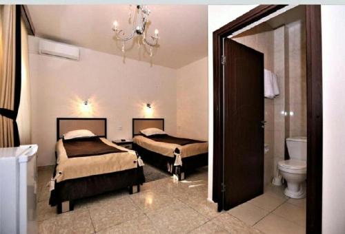 2 twin beds