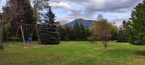 Mobil home sur grand terrain clôturé et arboré - Camping - Sisteron