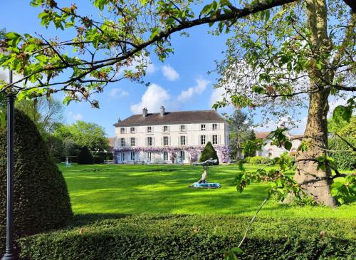 . CHATEAU DE BRINVILLE