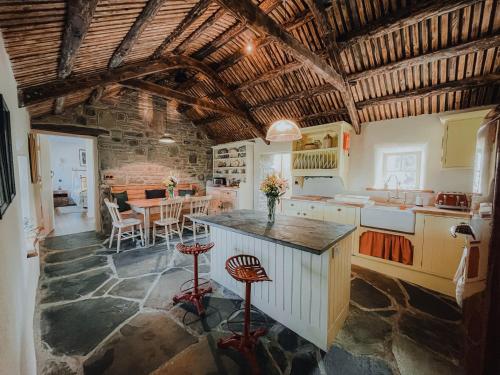 Iekārtas, Secluded Thatched Cottage, near beaches & hill walking in Ballyliffin