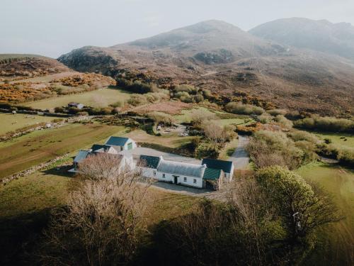 Secluded Thatched Cottage, near beaches & hill walking