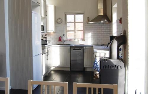 kuhinja, Nice Home In Grsns With 2 Bedrooms in Skraddarod