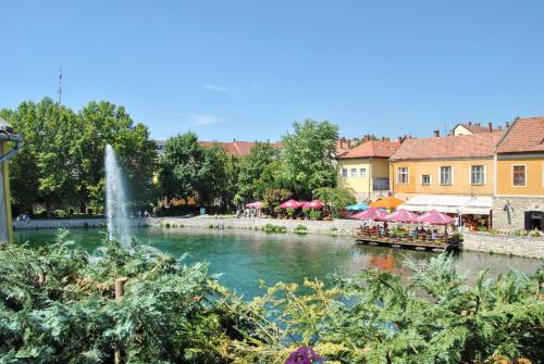 Tópart Apartman - image 11