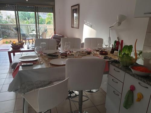館内設備, Amazing Apartment in Raanana up to 5 Guests - Swimming pool & Jacuzzi in ラーナナ