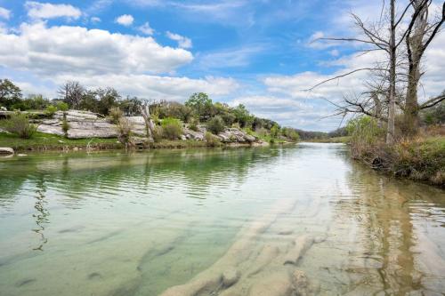 NEW! The Yellow Door- Downtown Wimberley w/ River Access in Wimberley, USA