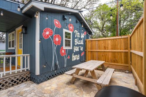 NEW! The Yellow Door- Downtown Wimberley w/ River Access - Wimberley