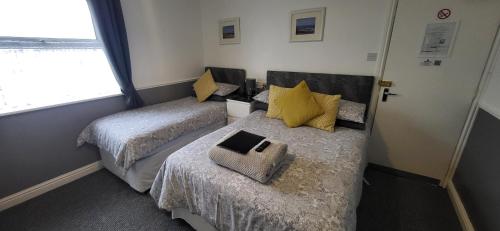 Triple Room with Shower image 5