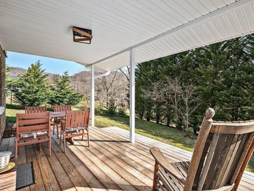 Livys Lake Retreat, 3min walk to Lake Junaluska! in Lake Junaluska, USA