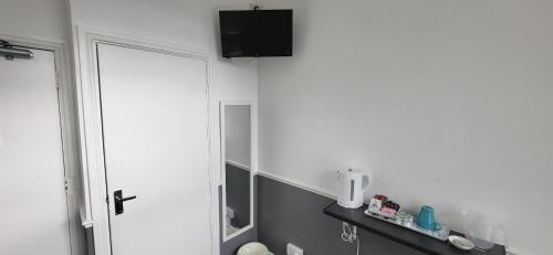 Single Room with Shower image 10