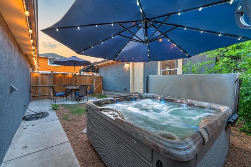 Private Hot tub3BD2BA 2 miles to SA river walk