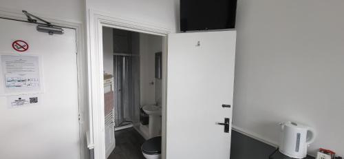 Single Room with Shower image 9