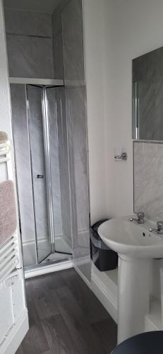 Single Room with Shower image 5