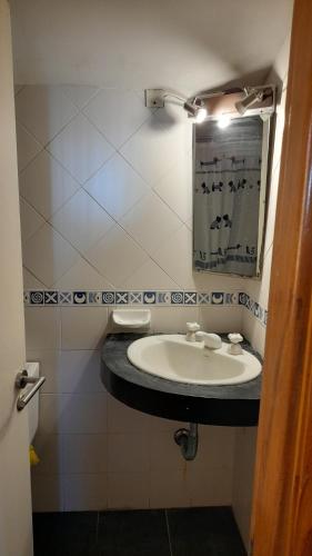 Bathroom, Departamento en chalet tradicional in Mar del Plata