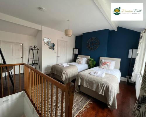 LOW rate for Winter - 4 Bedroom House and 3 Baths -Near City Centre Coventry with unlimited Wi-fi - 8DSC