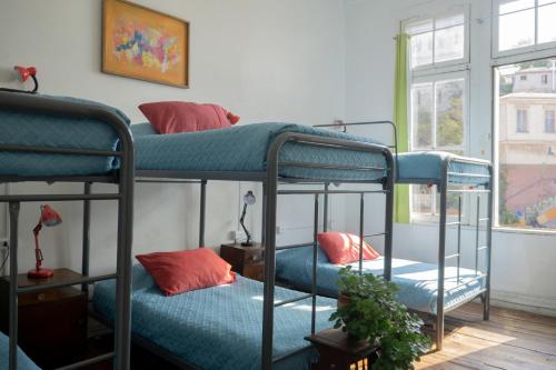 2 bunk beds