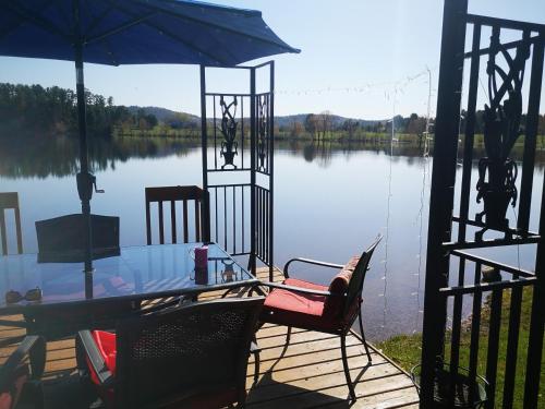 Erkély/terasz, Peaceful restful & fun on the water in Barrys Bay (ON)