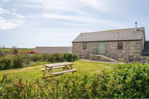 Naut Retreat, The Cart Lodge - Cosy cottage, walk to Porthcurno beach, Pedn Vouder & Minack Theatre 2