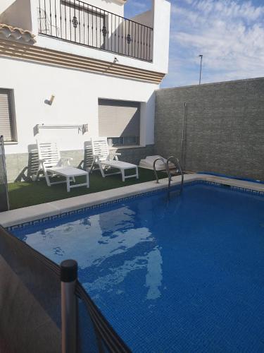 LA MANCHEGUITA DE MADRIGUERAS 5 DORMITORIOS DOBLES CHALET CON PISCINA, BARBACOA Y SALA DE JUEGOS ide in Mahora