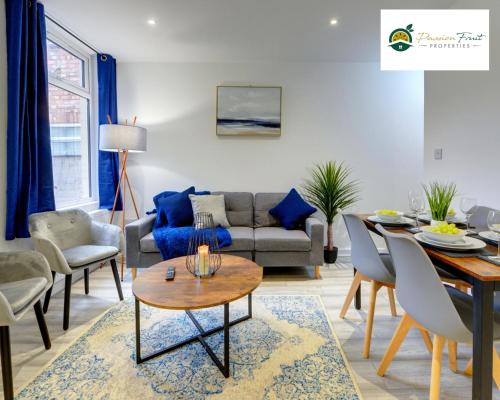 Picture of 5 Bedroom - 5 Bathroom House Close To Coventry City Centre With Spacious Kitchen Free Wi-Fi And Gard