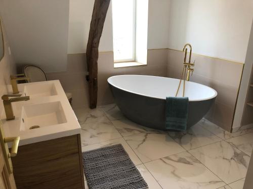 浴室, Manoir de la Fontaine Saint-Jean in 克羅薩克