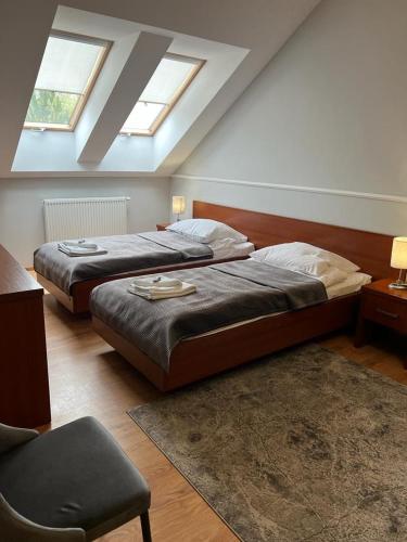 4 twin beds