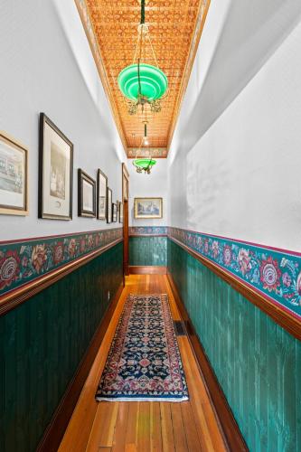 المرافق, The Peerless Hotel in Ashland City Center