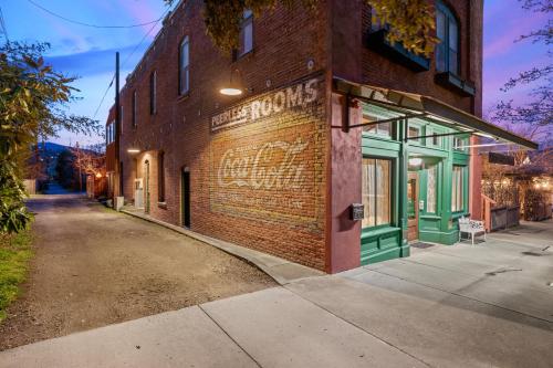 المنظر الخارجي, The Peerless Hotel in Ashland City Center