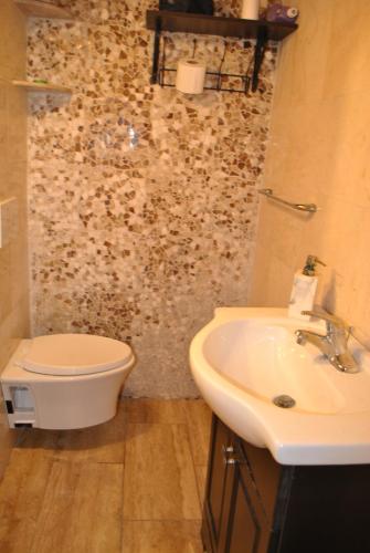 EWR AIRPORT Multilevel Guest House Room with 2-3 Beds