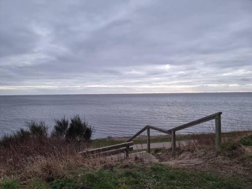 Hyggeligt lille byhus lige mellem havnen og bytorv near Hee Kirke