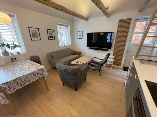Hyggeligt lille byhus lige mellem havnen og bytorv near Hee Kirke