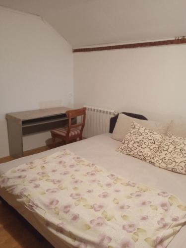 1 king bed, 3 twin beds