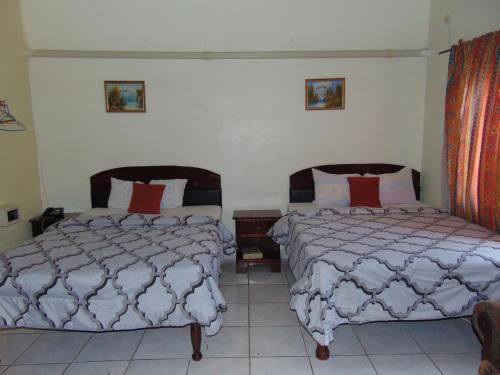 кровать, Tropical Vibe Hostel Kingston - Near Half-Way-Tree in Кингстон