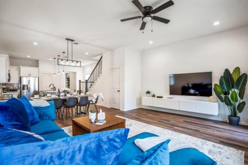 Luxury Gated Home 4bds 3 full baths 5 TVs King 7min to Downtown in Houston, USA
