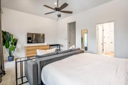 Luxury Gated Home 4bds 3 full baths 5 TVs King 7min to Downtown in Houston, USA