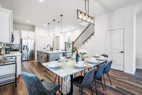 Luxury Gated Home 4bds 3 full baths 5 TVs King 7min to Downtown in Houston, USA