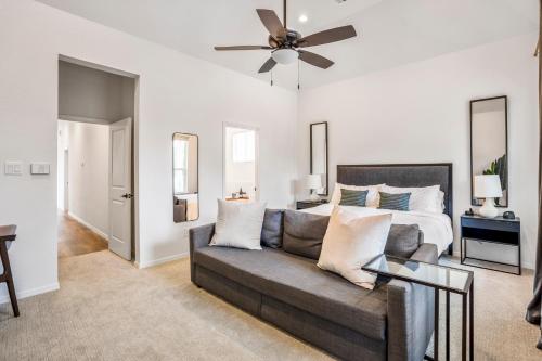 Luxury Gated Home 4bds 3 full baths 5 TVs King 7min to Downtown in Houston, USA