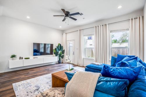 Luxury Gated Home 4bds 3 full baths 5 TVs King 7min to Downtown in Houston, USA
