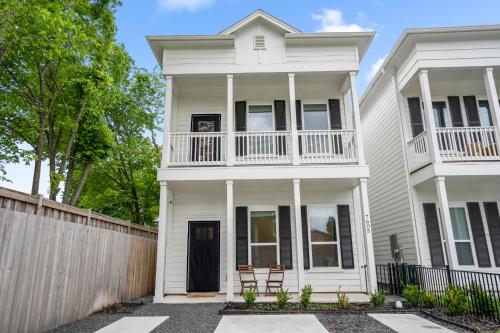 Luxury Gated Home 4bds 3 full baths 5 TVs King 7min to Downtown in Houston, USA
