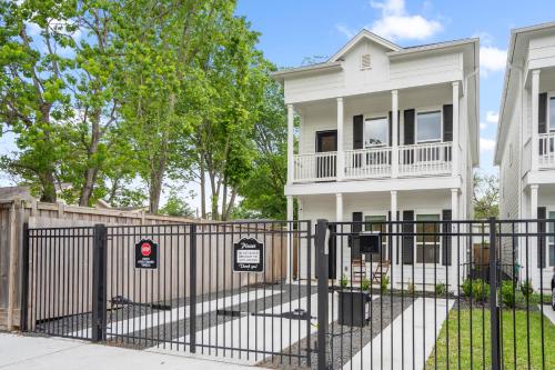 Luxury Gated Home 4bds 3 full baths 5 TVs King 7min to Downtown in Houston, USA